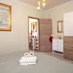 1 Bedroom Lovely In Apartment *