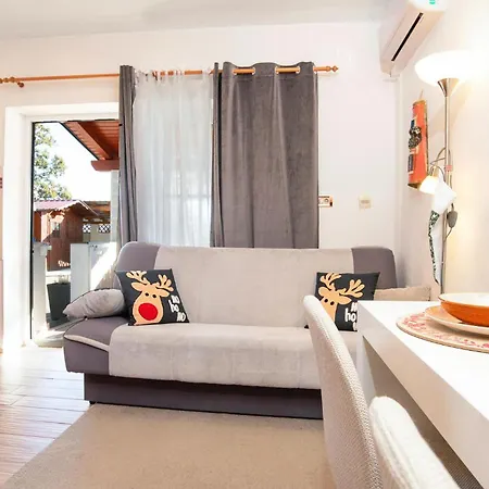 1 Bedroom Lovely In Apartment *