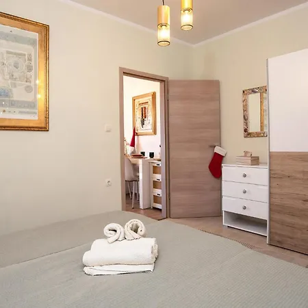 1 Bedroom Lovely In Apartment *