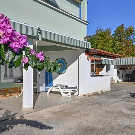 1 Bedroom Lovely In Apartment